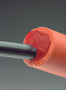 Polywater IceFree in einem orangefarbenen Rohr mit einem schwarzen Kabel