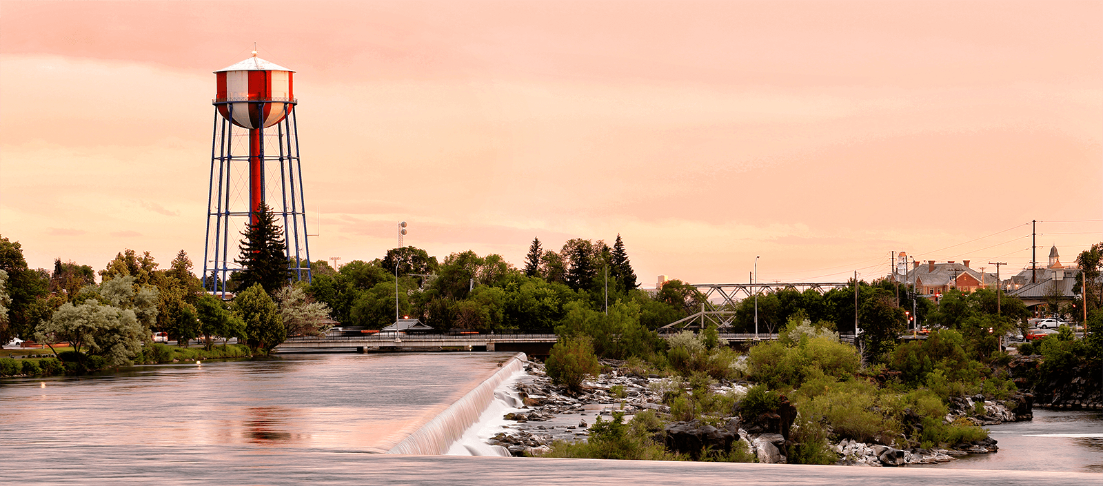 Un château d'eau en face d'Idaho Falls