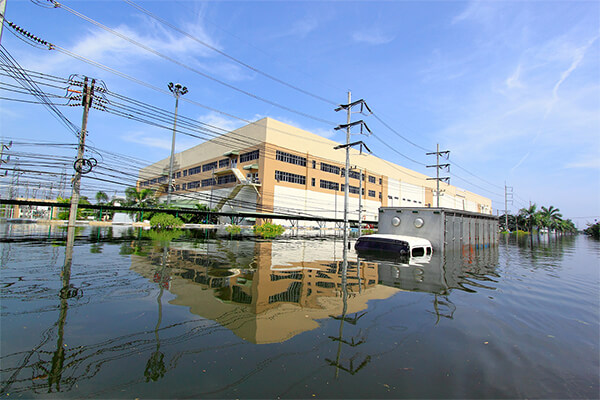 Fuertes inundaciones en Nava nakorn, Prathumthani, Tailandia.