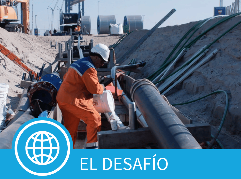 Un trabajador vierte lubricante en un cable de alto voltaje durante un tirón del cable