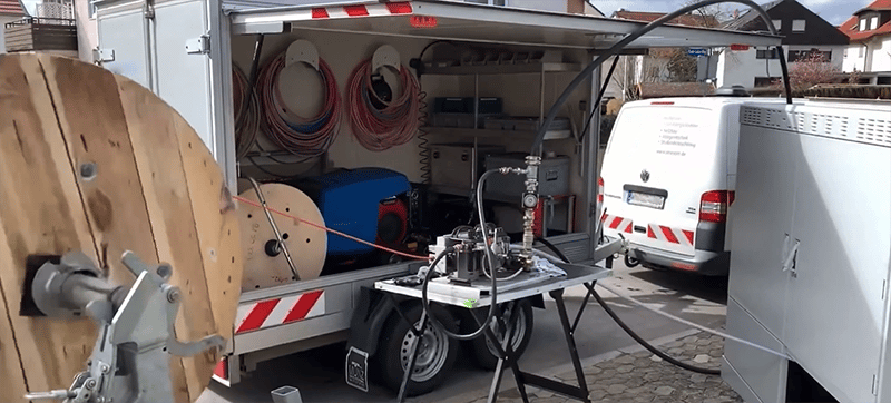 Una máquina de inyección de cables instalando cables de fibra óptica en un sitio de trabajo.