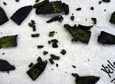 Los fragmentos de un conducto de plástico destrozado esparcidos sobre una toalla de papel