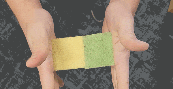Deux blocs de mousse différents sont serrés entre deux mains. L'un des blocs reste rigide, tandis que l'autre bloc de mousse verte s'écrase et s'aplatit.