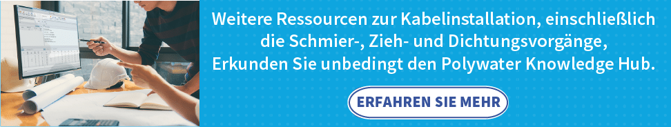 Ein Bannerbild in voller Länge mit hellblauen Hintergrund und schwachen Punkten. Auf der linken Seite des Banners befindet sich ein Bild, das zwei Personen zeigt, die auf einen Computerbildschirm sehen, während ein weißer Schutzhelm und einige aufgerollte Baupläne auf dem Tisch liegen. Auf der rechten Seite befindet sich folgender Text: „Für weitere Ressourcen zur Kabelinstallation, einschließlich der Schmier-, Einzugs- und Dichtungsverfahren, besuchen Sie das Polywater Wissenszentrum“. Auf einer Schaltfläche unter diesem Text steht „Mehr erfahren“.