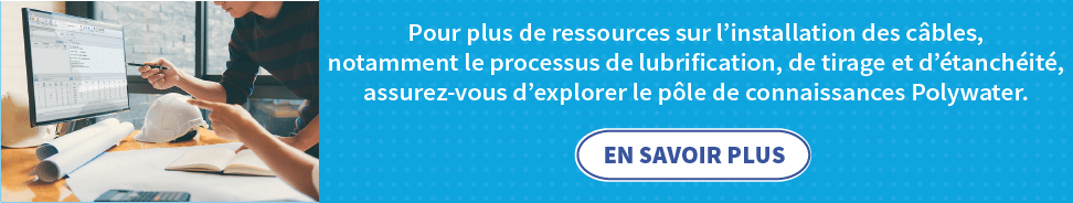 Une bannière pleine longueur avec un fond bleu clair et de petits points. La bannière comporte une image sur la gauche qui montre deux personnes regardant un écran d'ordinateur tandis qu'un casque blanc et des plans roulés sont posés sur le bureau. À droite, un texte dit : « Pour plus de ressources sur l'installation de câbles, y compris les processus de lubrification, de tirage et d'étanchéité, ne manquez pas d'explorer le Polywater Knowledge Hub. » Un bouton situé en dessous de ce texte indique « En savoir plus ».