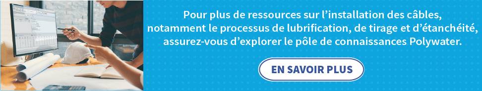 Une bannière pleine longueur avec un fond bleu clair et de petits points. La bannière comporte une image sur la gauche qui montre deux personnes regardant un écran d'ordinateur tandis qu'un casque blanc et des plans roulés sont posés sur le bureau. À droite, un texte dit : « Pour plus de ressources sur l'installation de câbles, y compris les processus de lubrification, de tirage et d'étanchéité, ne manquez pas d'explorer le Polywater Knowledge Hub. » Un bouton situé en dessous de ce texte indique « En savoir plus ».