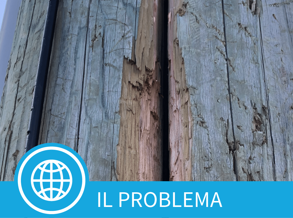 Una grande spaccatura in un palo di legno per servizi pubblici