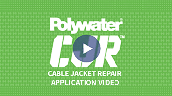 Un écran vert avec un texte blanc qui dit : « Vidéo d'application du réparateur de gaine de câble Polywater CJR ». Un bouton bleu et blanc « Lecture » se superpose à l'image.