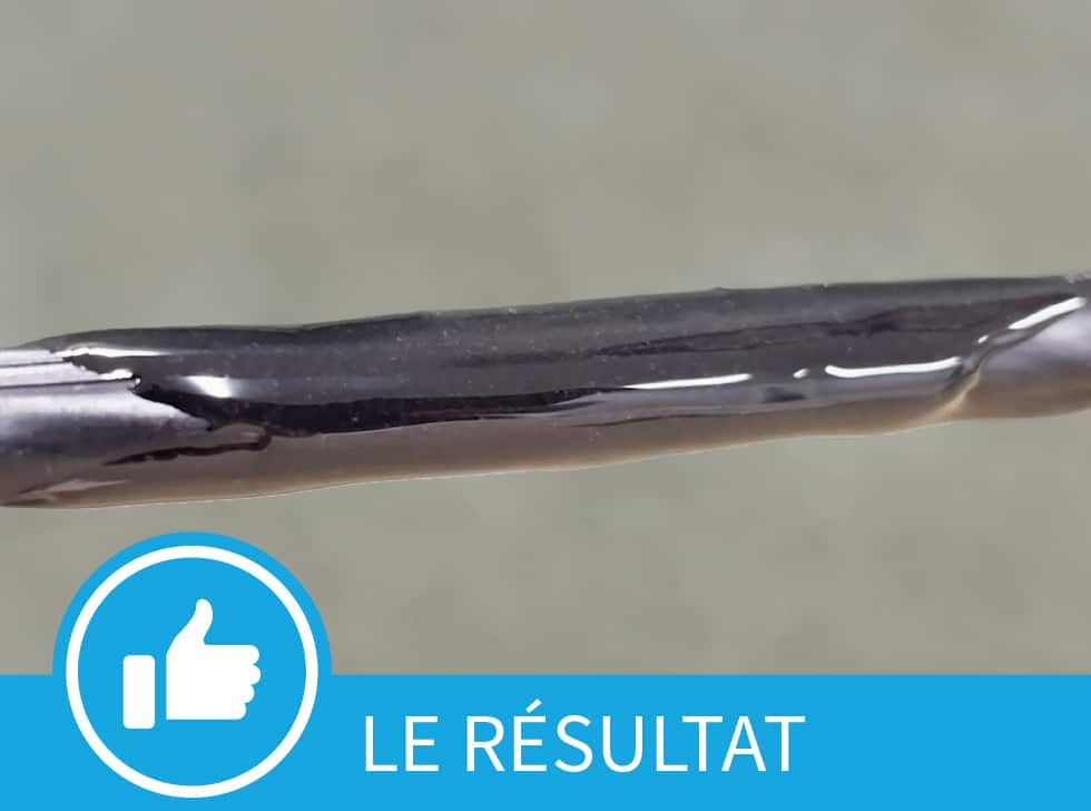 Une gaine de câble à fibre optique endommagée réparée par Polywater CJR. Le bas de l'image montre les mots, 