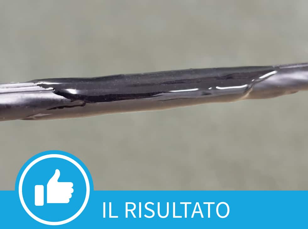 Un rivestimento del cavo in fibra danneggiato riparato da Polywater CJR. La parte inferiore dell'immagine mostra le parole, 